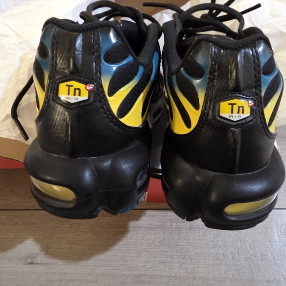 Nike Air Max Plus 
Black/ White - University Gold